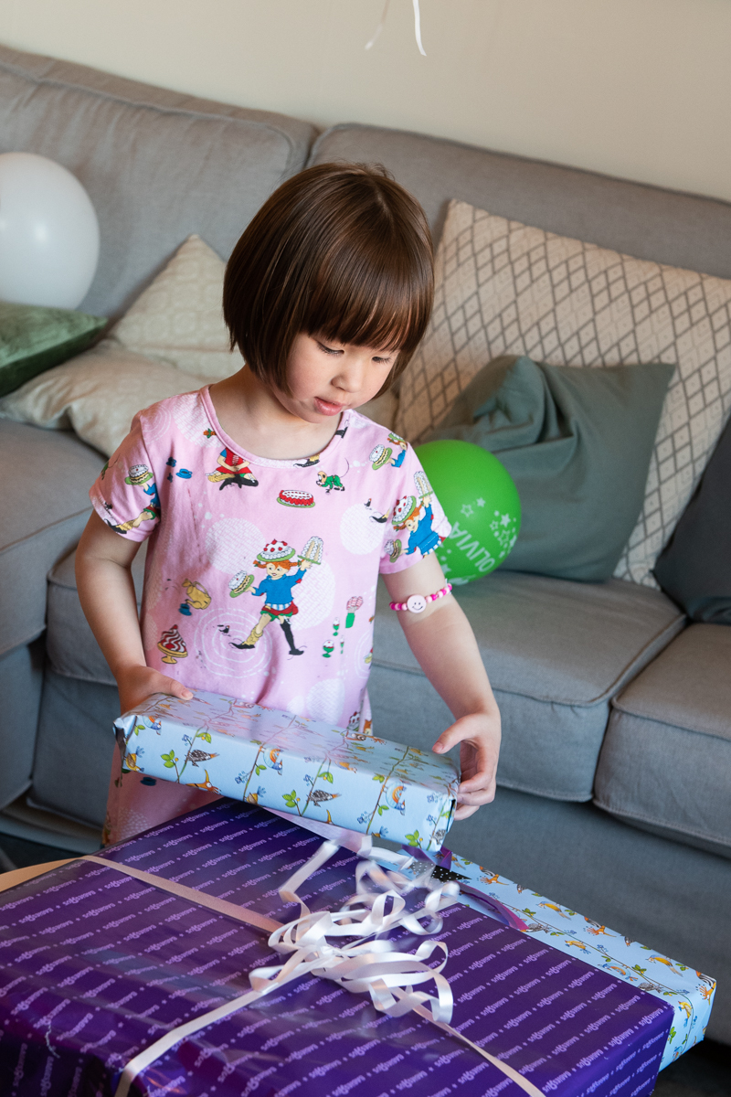 Olivia fyller 4 år och får presenter från Stockholm