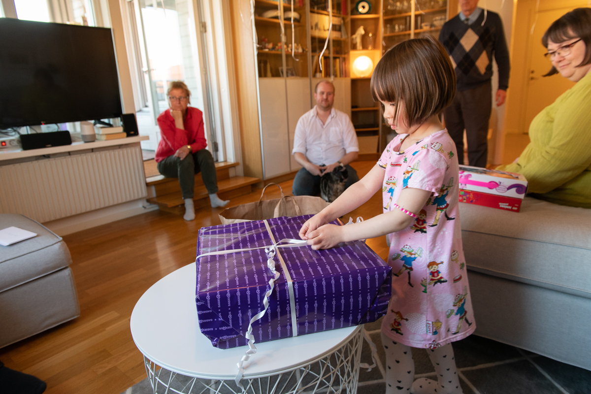 Olivia fyller 4 år och får presenter från Stockholm