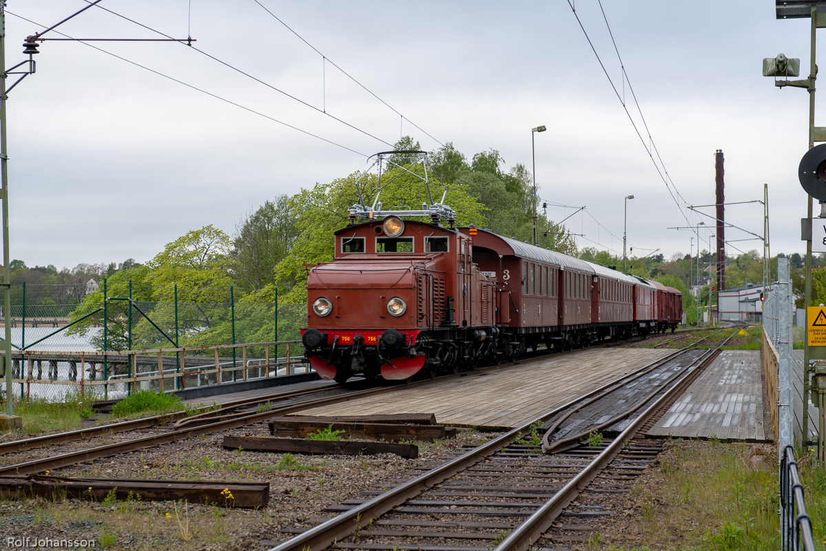 Hg 756 med blandat tåg ankommer Vänersborg