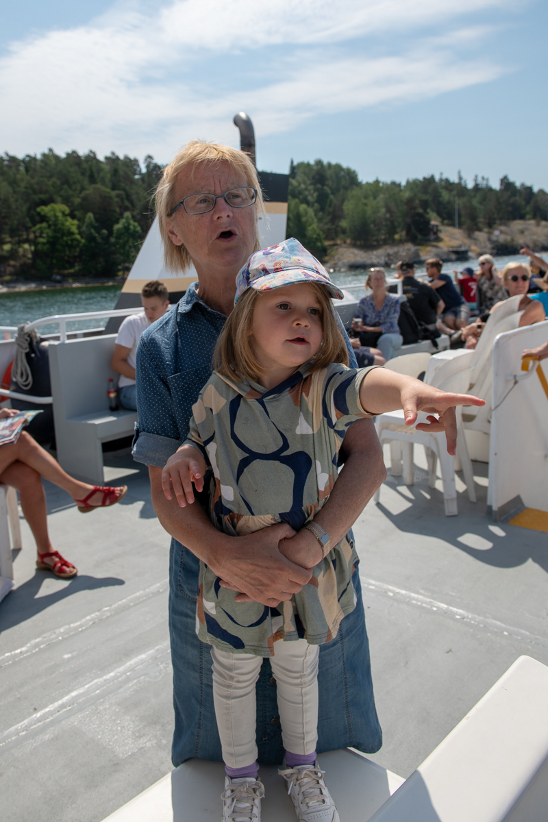 Pia och Izadora håller utkik