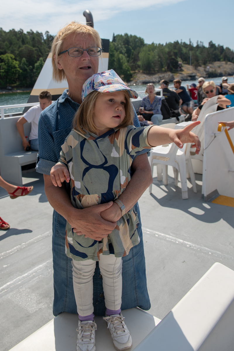 Pia och Izadora håller utkik