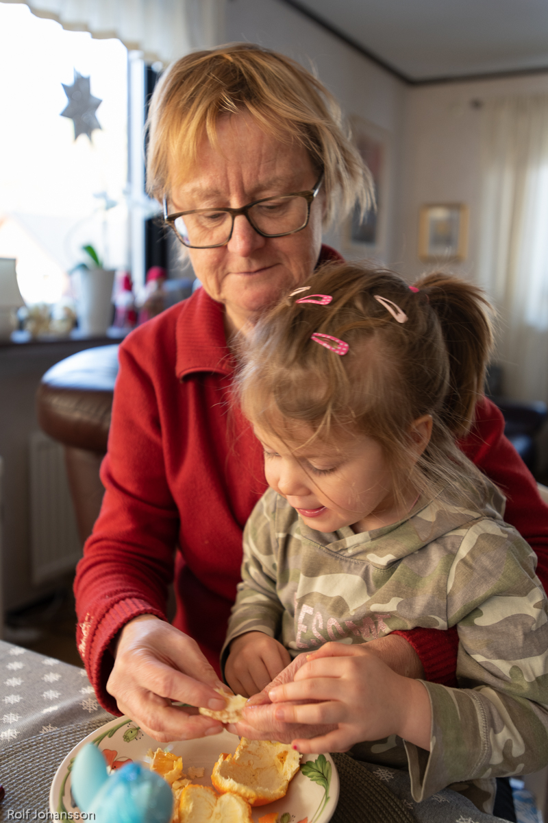 Mormor skalar en apelsin åt Izadora