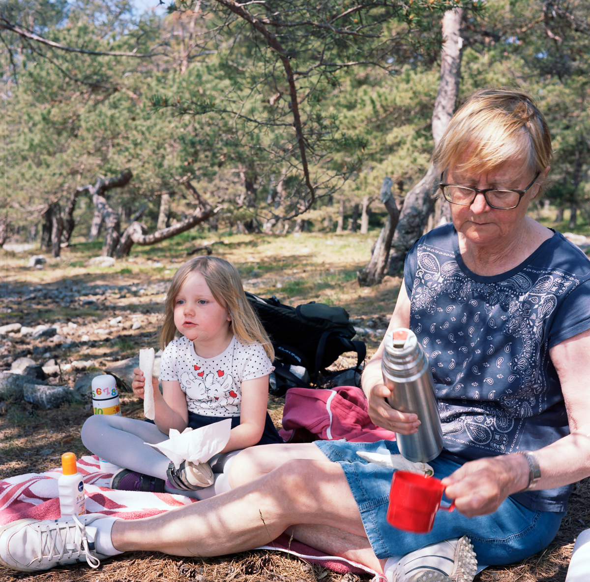 Fika på Torö stenstrand