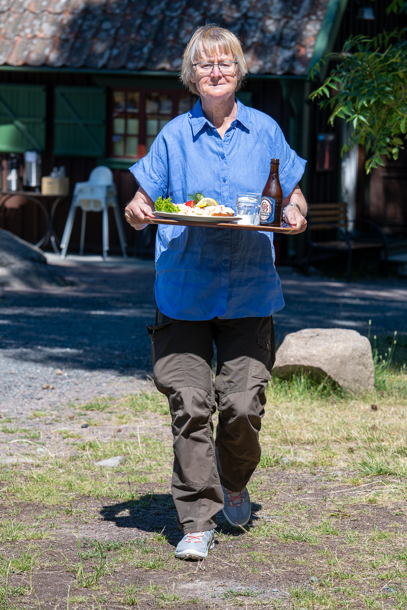 Pia kommer med lunchen