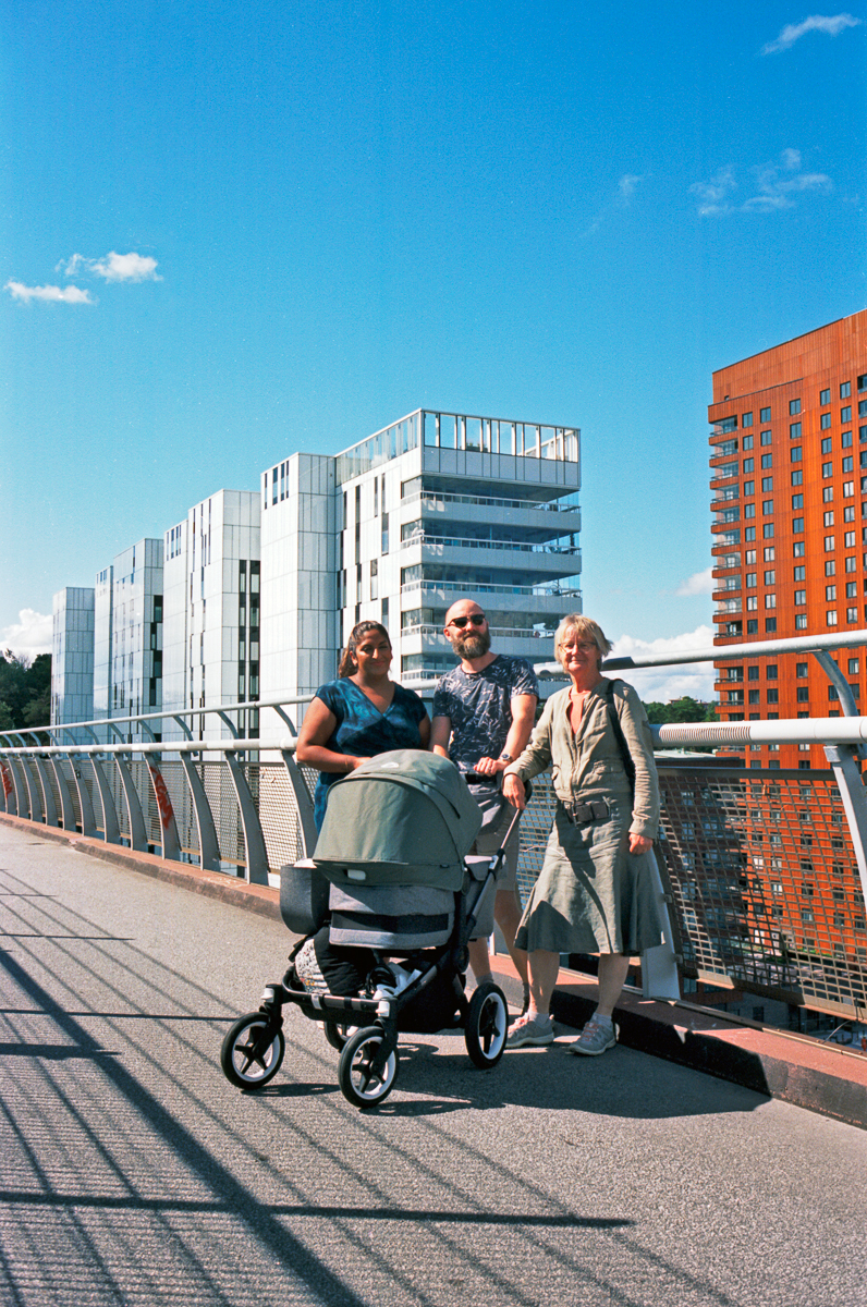 Pia och familjen Sial Berkman på Årstabron