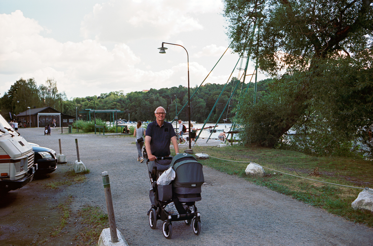 Rolf kör Otis i vagnen