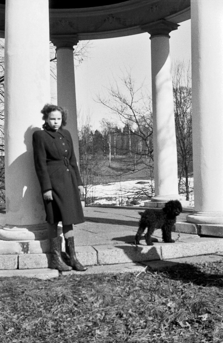 Ulla och Tusse vid templet i Åtvidaberg, maj 1946