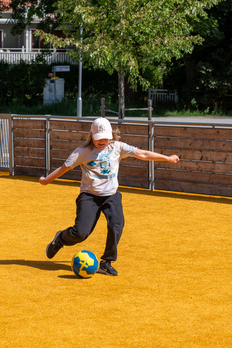 Saga och Pia spelar fotboll i Kräpplaparken