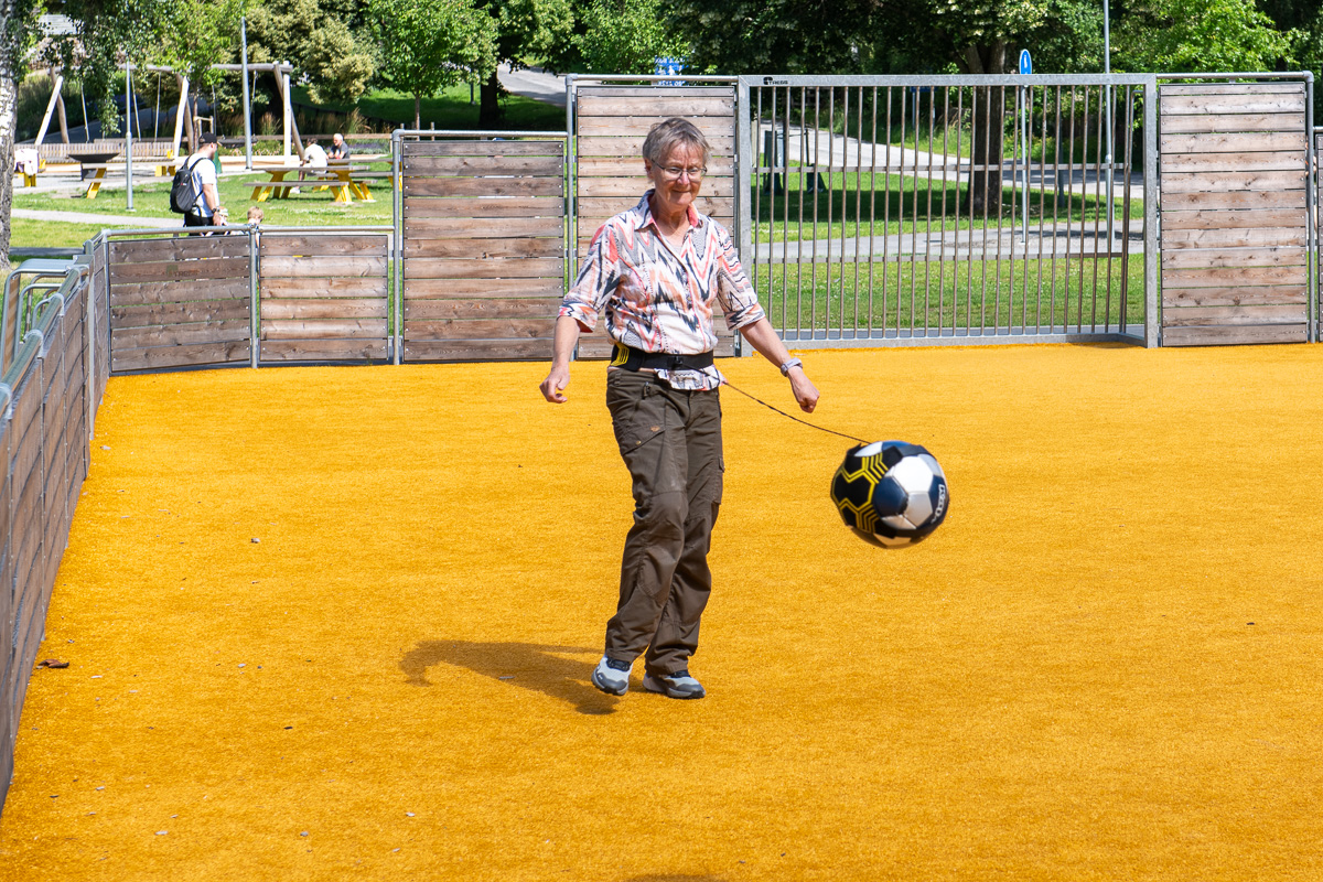 Saga och Pia spelar fotboll i Kräpplaparken