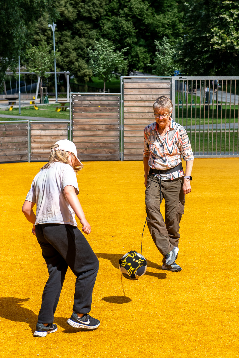 Saga och Pia spelar fotboll i Kräpplaparken