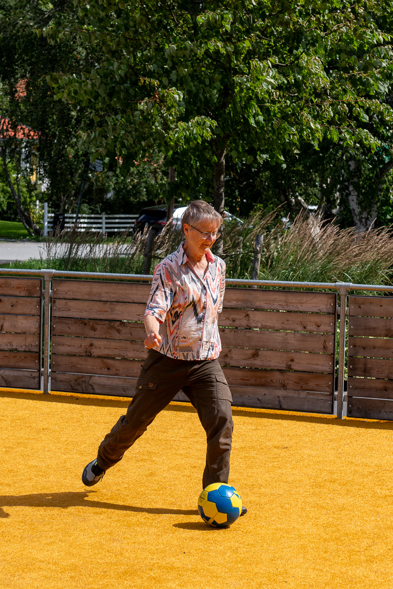 Saga och Pia spelar fotboll i Kräpplaparken