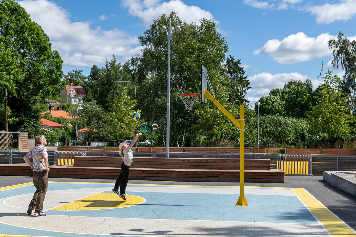 Pia och Saga på basketplanen