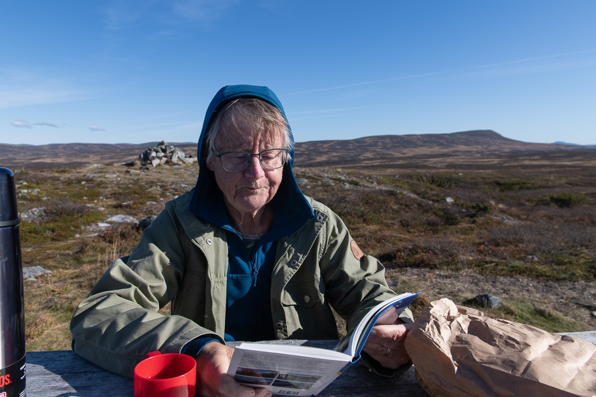 Pia studerar guideboken