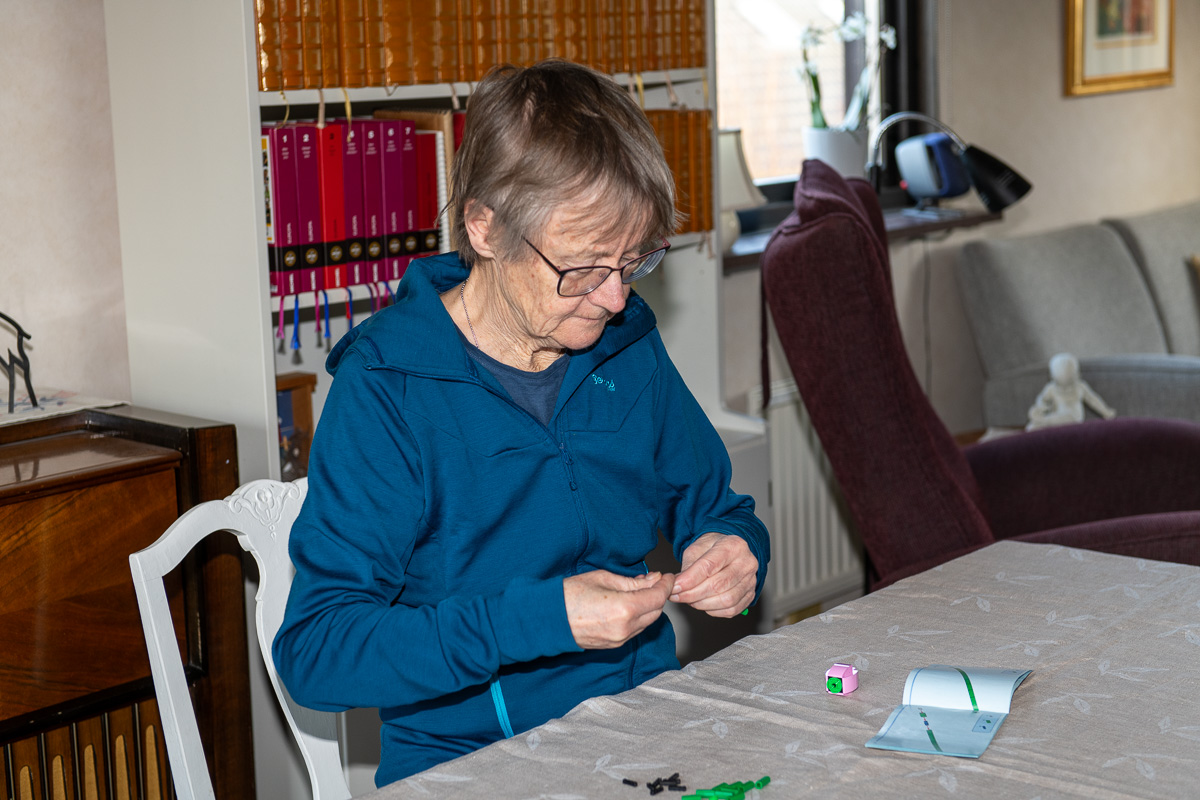 Pia bygger en legoblomma