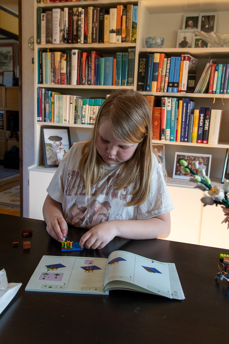 Saga bygger med Lego