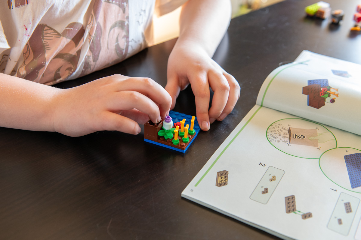 Saga bygger med Lego