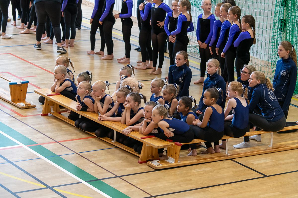 Gymnasterna tittar på