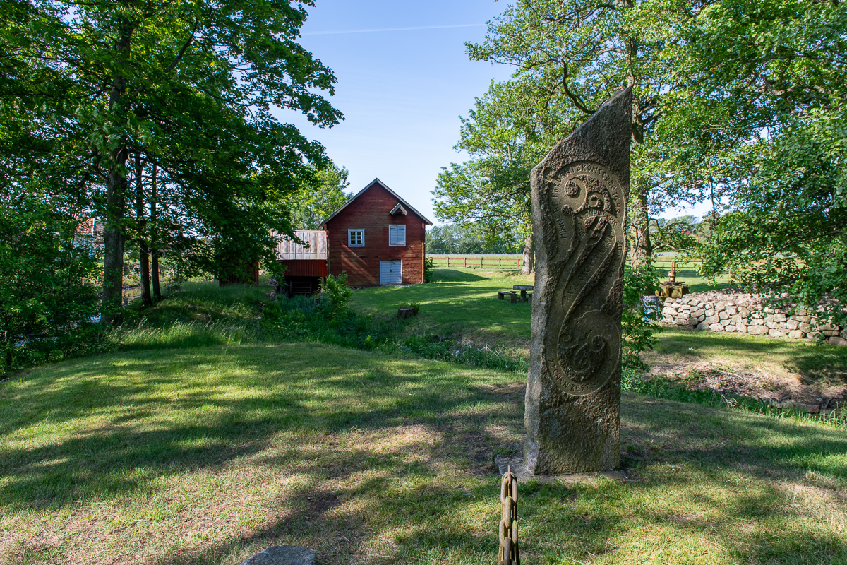 Fredsstenen står på en holme i Brömsebäcken