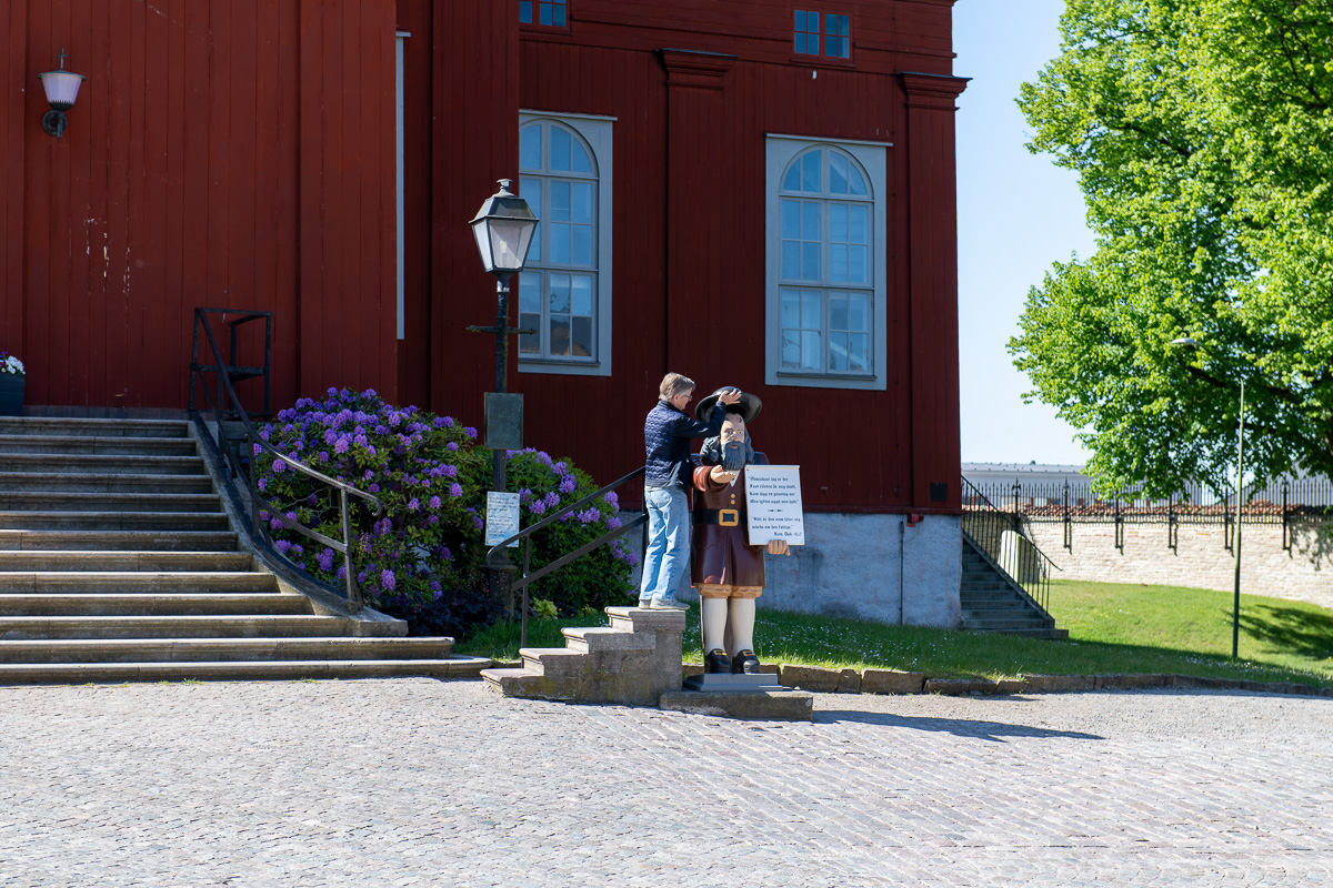 Pia lyfter på Rosenboms hatt